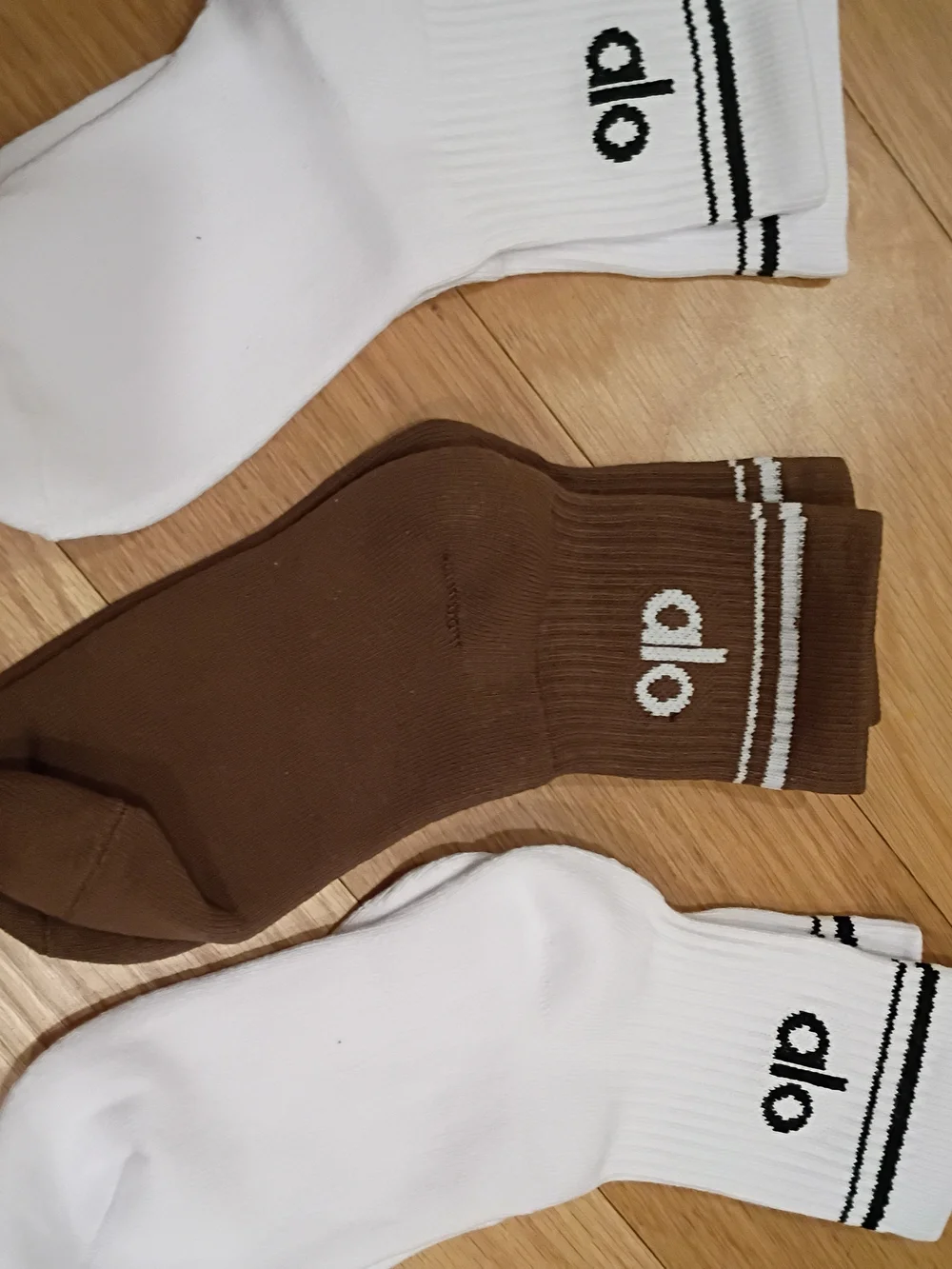 Alo Yoga Half Crew Socks 3-Pack with Logo - White & Brown